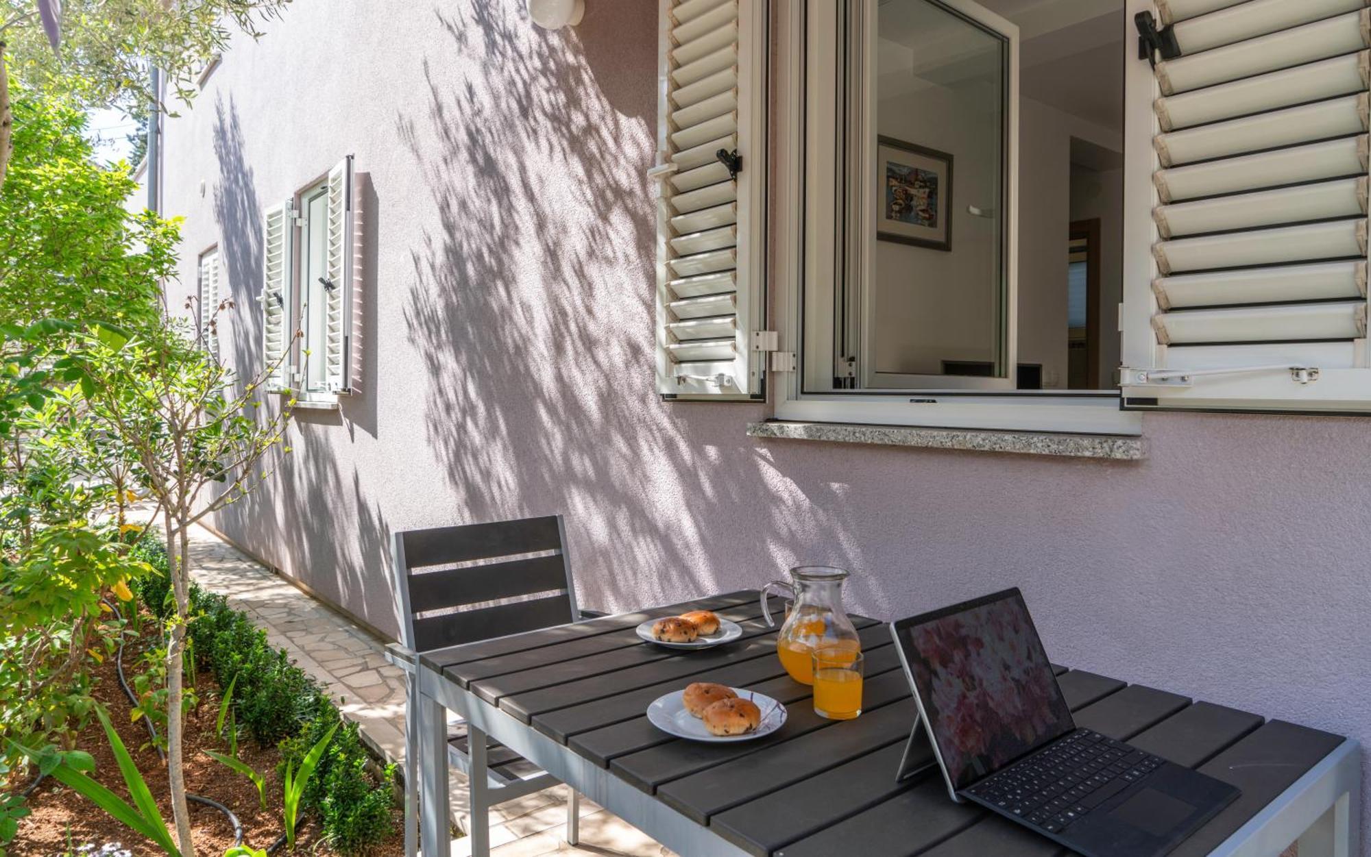 Apartments Lila Крес Екстериор снимка